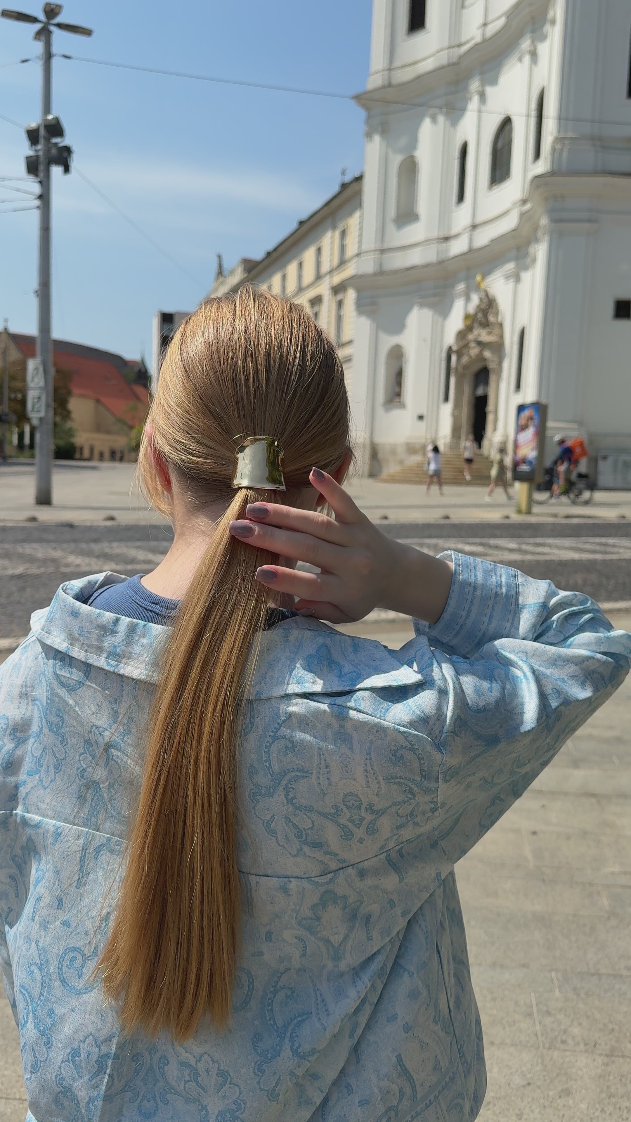 Načítať video: Kovová minimalistická gumička-klip